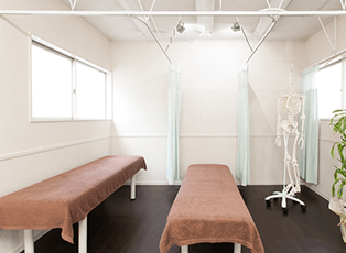 イリス整骨院には実は沢山の治療家が施術を受けに来られています